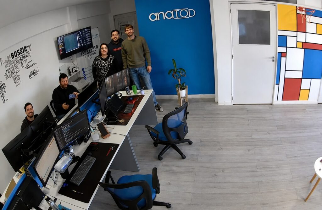 El equipo de anatod en su oficina